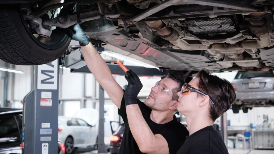 Berufsbildner und Lernender einer technischen Grundausbildung im Autogewerbe.