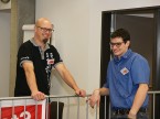 Markus Schwab (l.), der beim AGVS für Automobiltechnik & Prüfungen zuständig zeichnet, im Gespräch mit Experte und dem letztjährigen WorldSkills-Fahrer Riet Bulfoni.